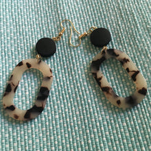 Load image into Gallery viewer, Retro, Light Tortoise Shell, Geometric, Oblong, Resin, Drop Earrings