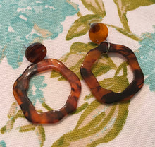Load image into Gallery viewer, NEW STYLE! Retro, Multi- Design, Geometric, Circular, Tortoise Shell, Earrings with Silvertone or Goldtone Metal Drop